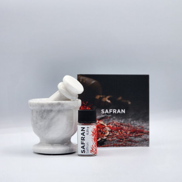 Ensemble de safran et petit mortier en marbre blanc